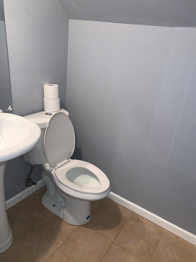 Building Photo - AVAILABLE MID-JUNE!