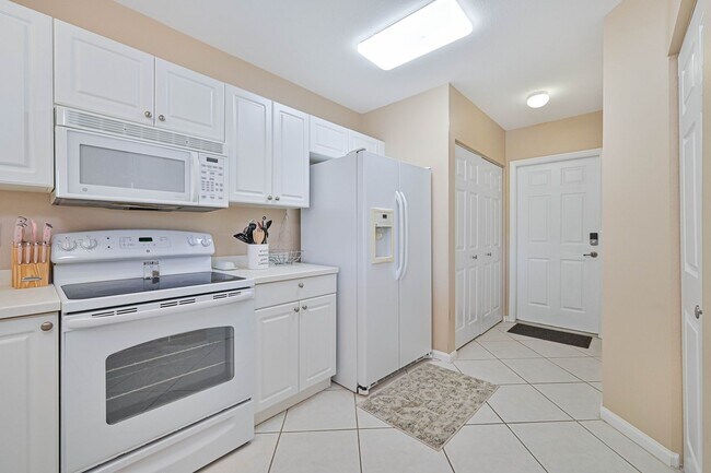 Building Photo - NOW AVAILABLE - Cozy Townhome w/ 1 Car Garage in Fort Myers!