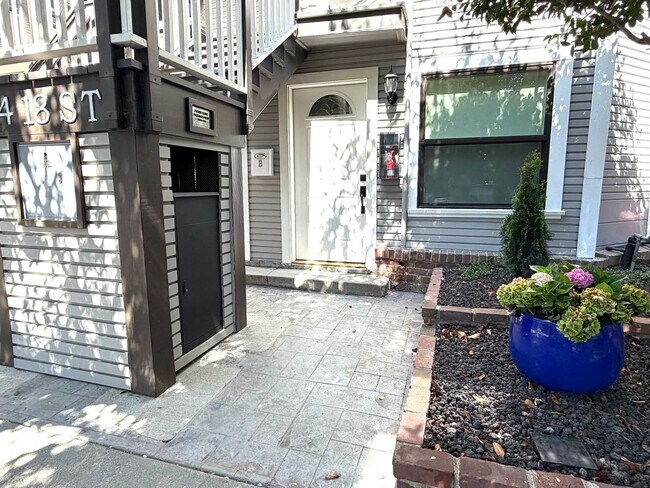 Building Photo - Tastefully remodeled Midtown Sacramento Apartment with Private Backyard Patio!