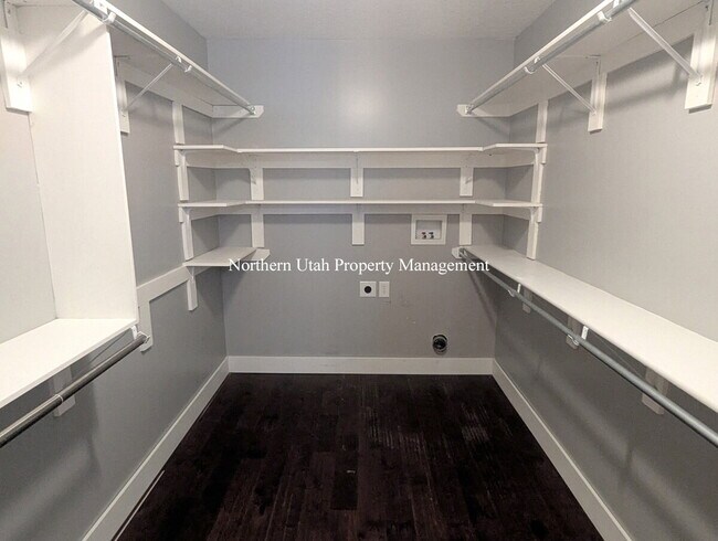 Building Photo - 6 Bed 3 Bath Home with Everything!