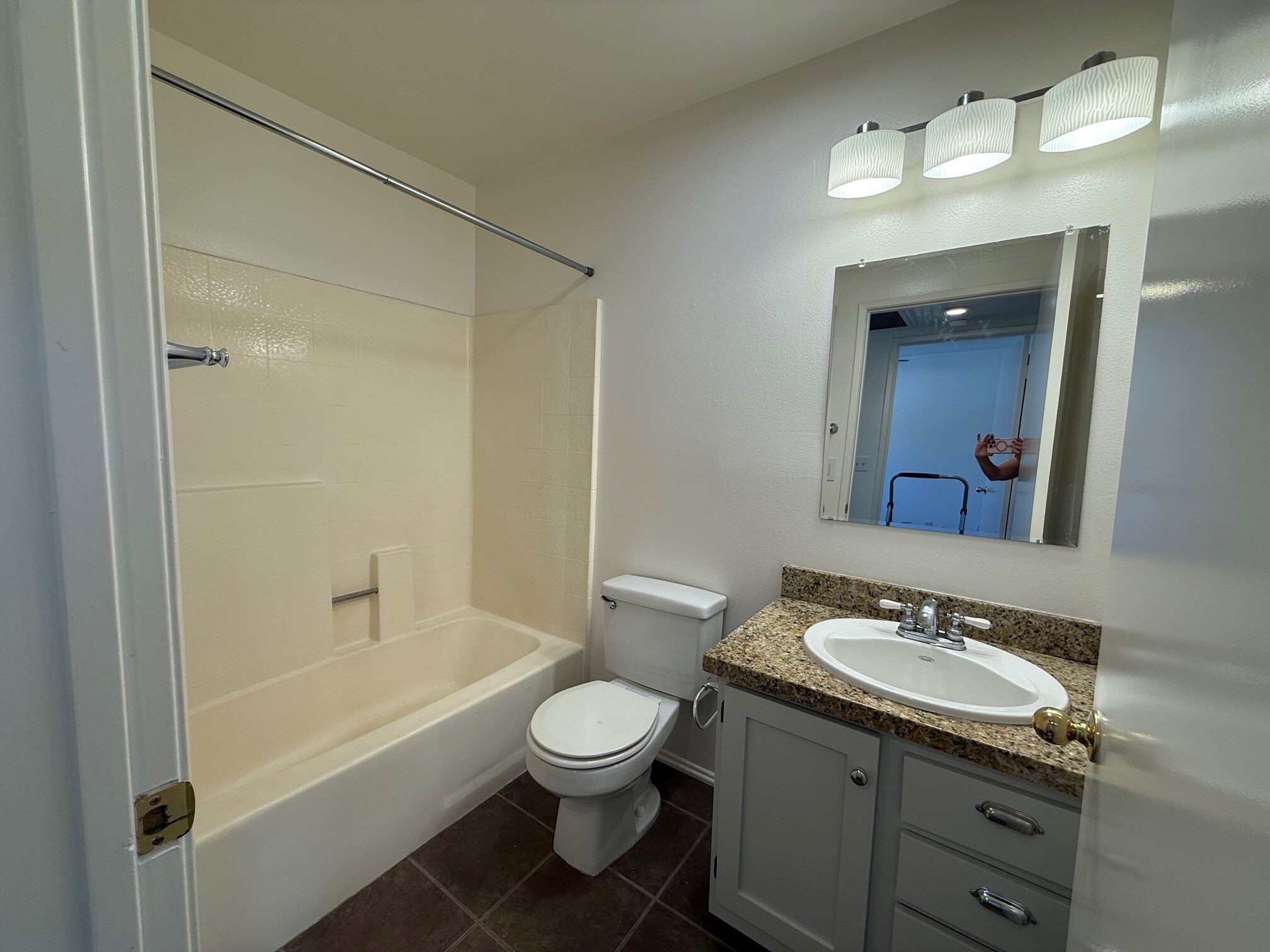 upstairs bathroom - 10330 Riverside Dr