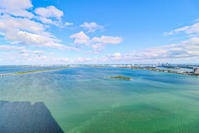 Building Photo - 700 NE 24th St