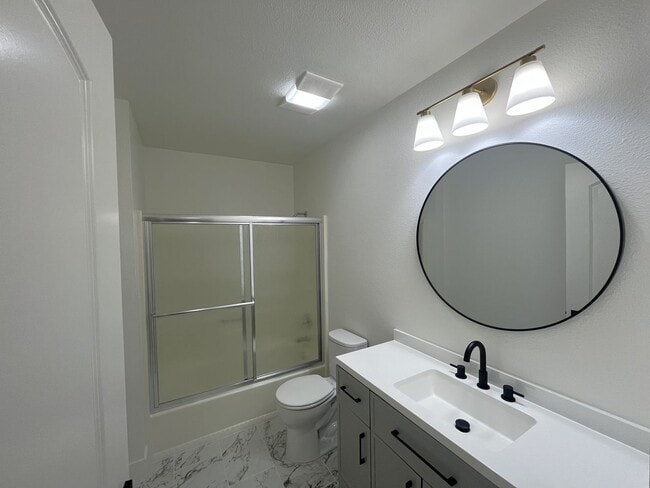 Building Photo - Newly renovated Townhome Grove Heights 1.5...
