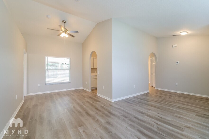 Building Photo - 2617 Hawthorne Ln