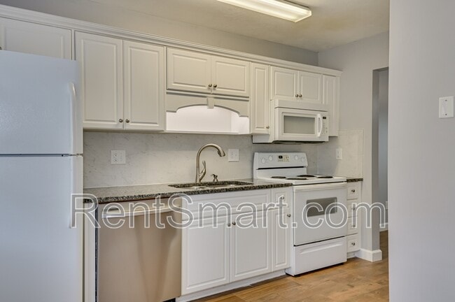Building Photo - 330 Beech Ln