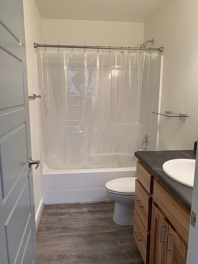 Building Photo - Cottonwood Road Duplex