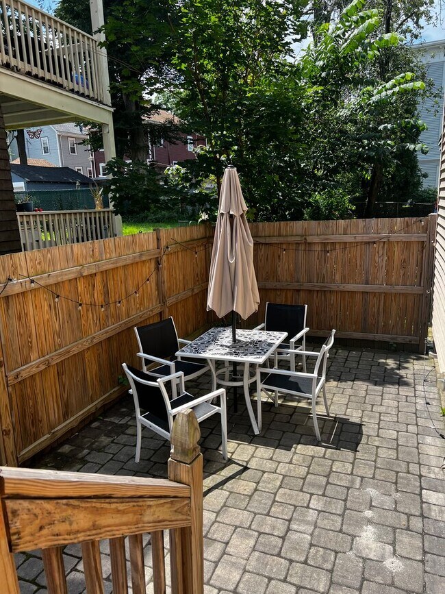 Building Photo - Beautiful, Completely Renovated Condo Qual...