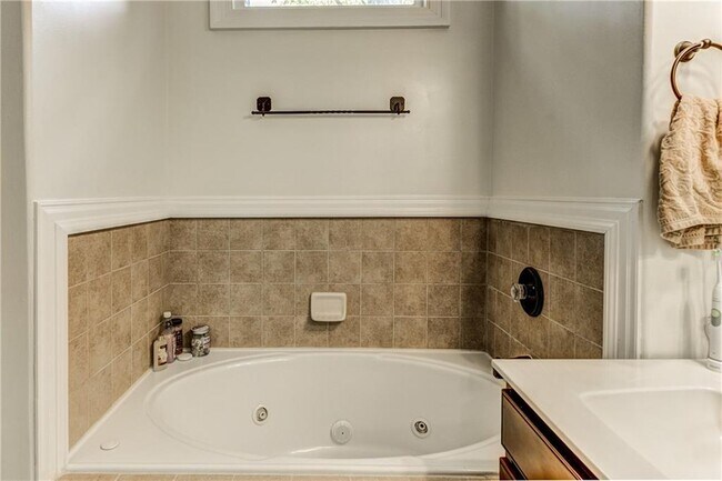 Building Photo - 1829 Sylvan Ridge Dr SW