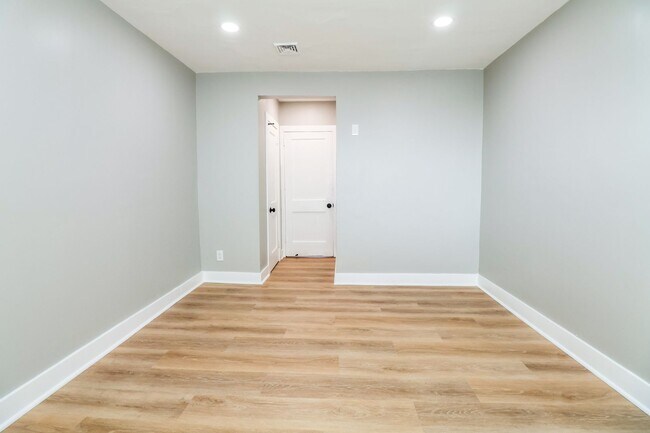 Building Photo - 5548 Woodland Ave