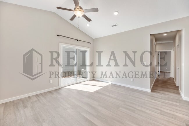 Building Photo - 5121 N Cypress St
