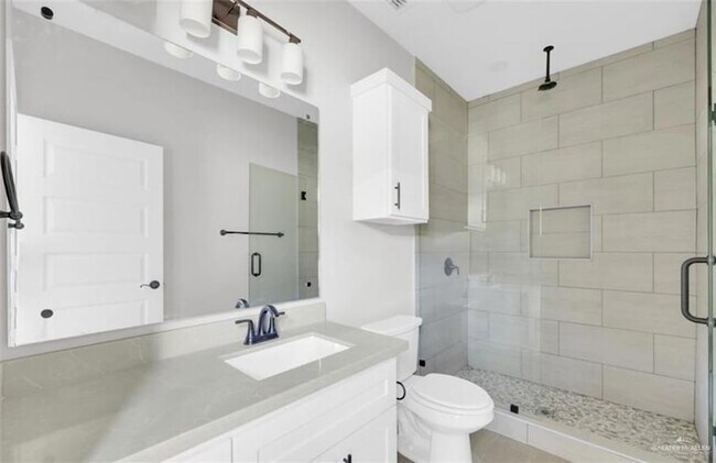 Building Photo - 909 W 13th St