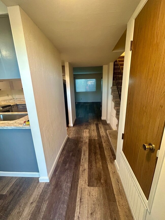 Building Photo - Marina Gardens Townhouse!  End unit, excel...
