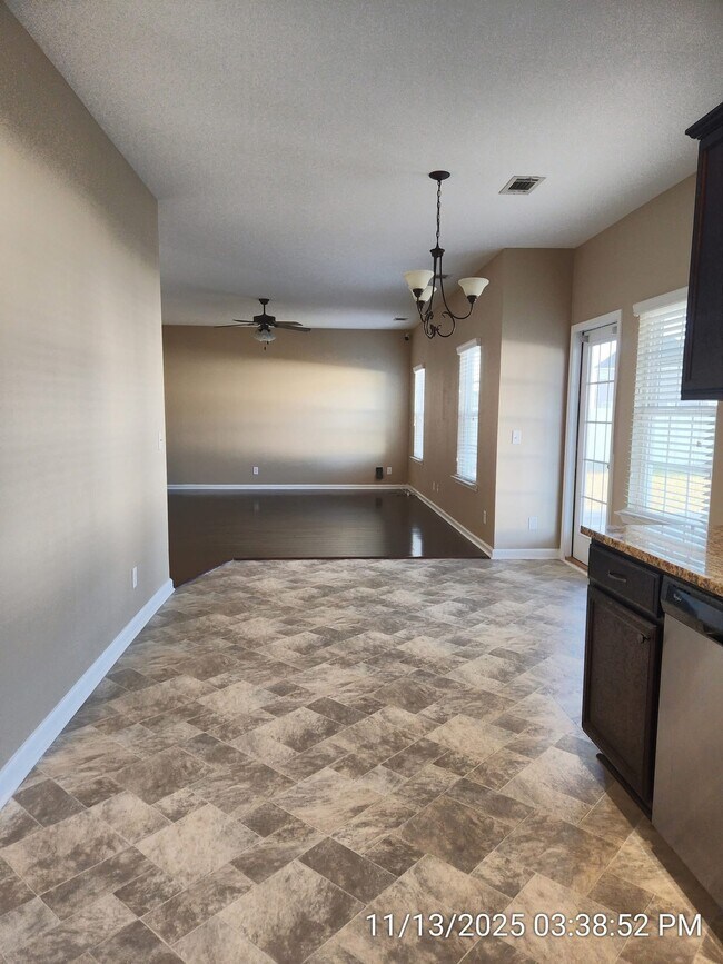 Building Photo - 641 Red Oak Ln