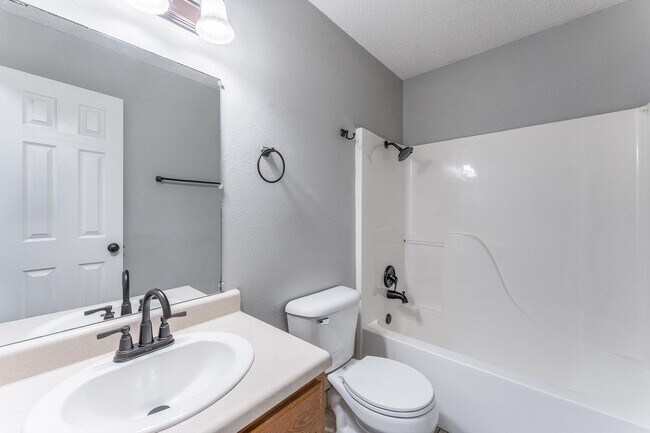 Building Photo - 3503 SW Victoria Pl