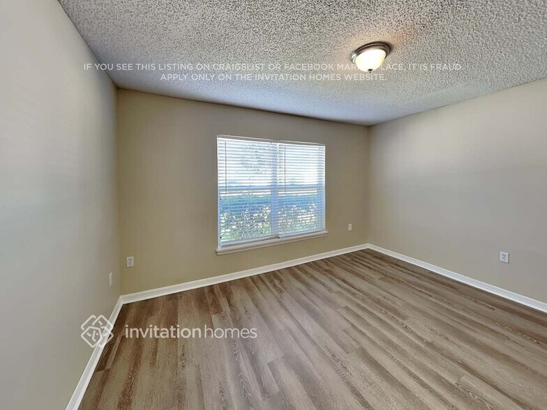 Building Photo - 1128 White Oak Cir