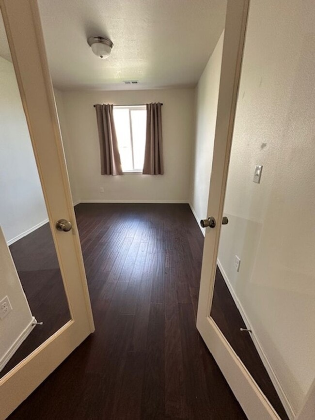 Building Photo - Spacious 3-Bedroom Home with Dedicated Off...