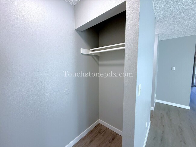 Building Photo - 2nd MONTH RENT FREE! Updated 3 BR Apartment with Patio in Portland