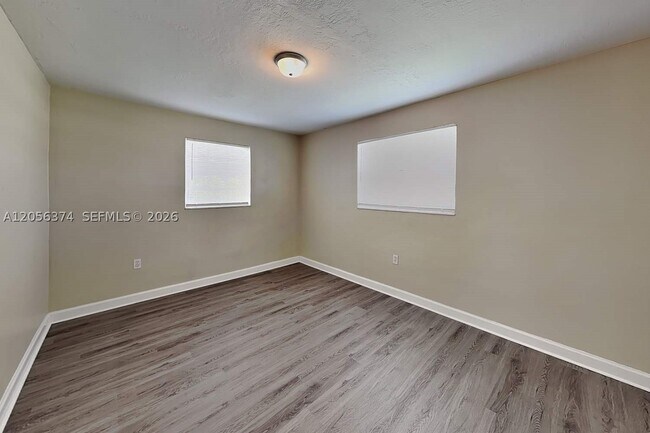 Building Photo - 2401 Jamaica Dr