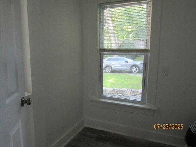 Building Photo - 319 Valley St