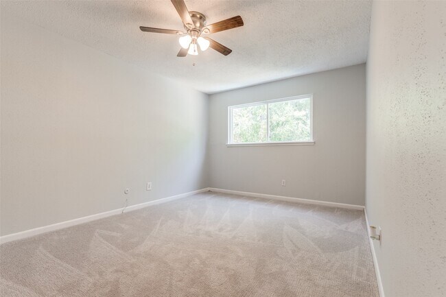 Building Photo - 10816 Briar Forest Dr