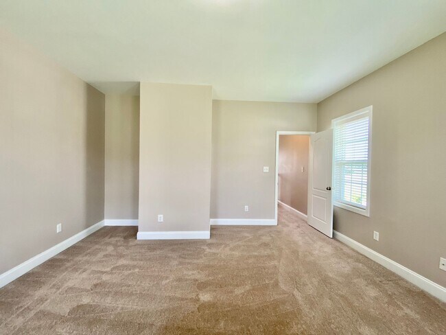 Building Photo - Huge 6 Bedroom Home In The Bluffs On The New River