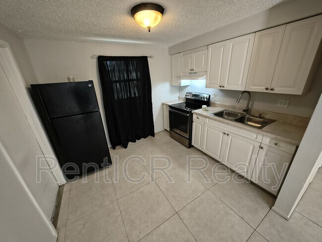 Building Photo - 561 Laura Ln