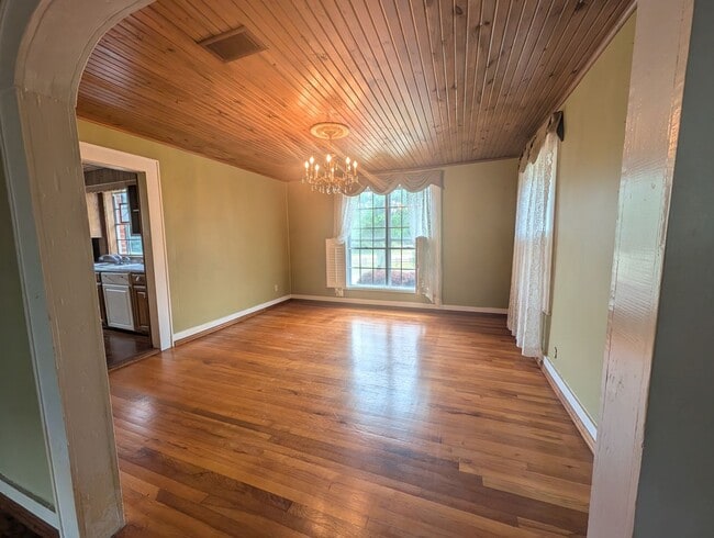 Building Photo - Charming Raindrop Hill Farmhouse on Gibson Lane - All Utilities Included