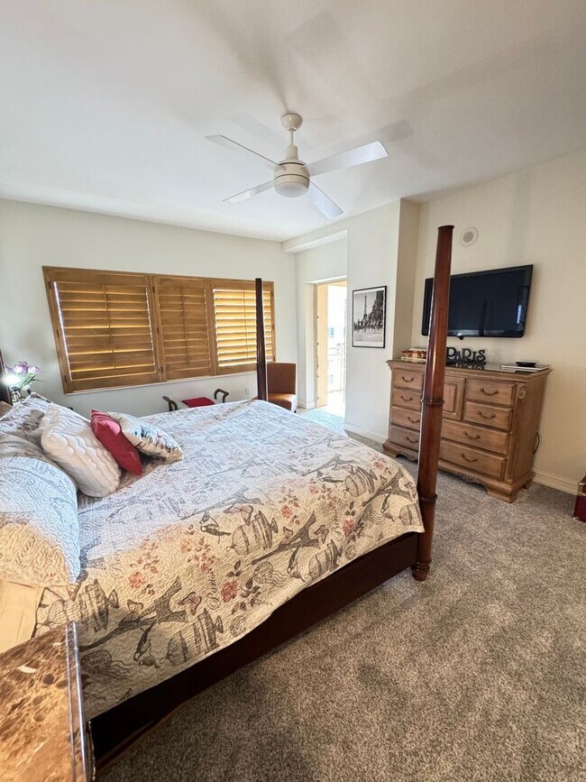 Building Photo - Seasonal/short term 3/2 renovated Ritz Carlton beauty with long water views