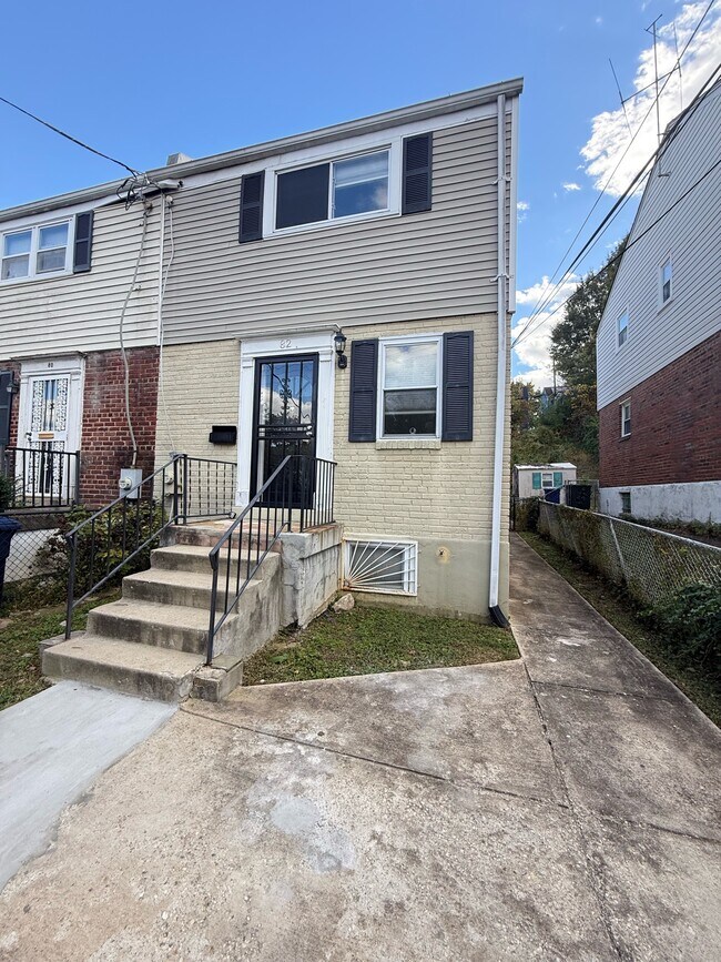 Building Photo - 82 Elmira St SE