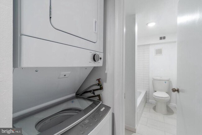 Building Photo - 422 S 15th St