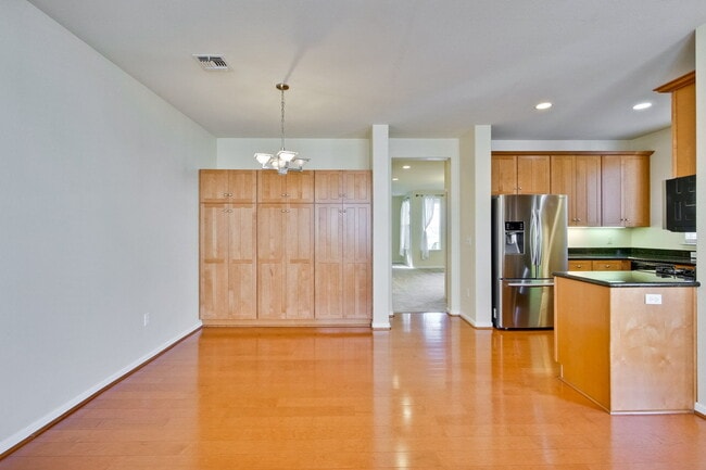 Building Photo - Large, Bright and Beautiful 3BR/2.5BA/2,195sf home in great condition!