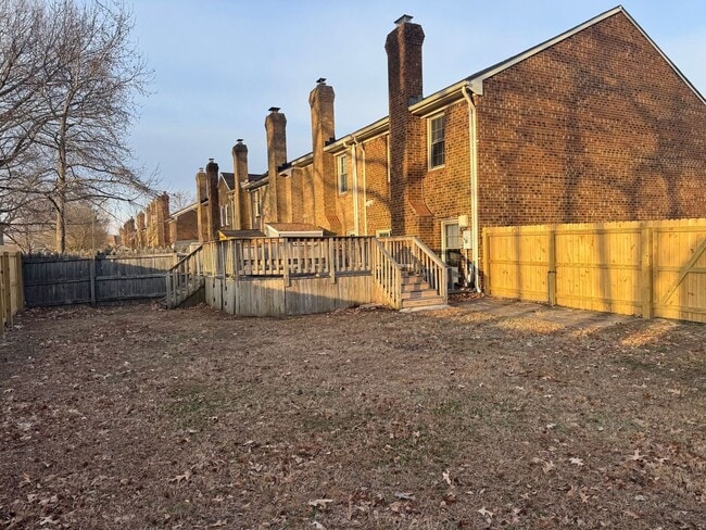 Building Photo - Charming, end-unit brick townhome! *ASK ABOUT OF ZERO DEPOSIT*