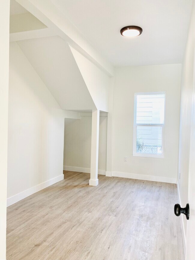 Building Photo - 1733 W 29th St