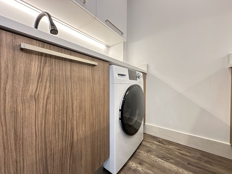 Building Photo - 941 W Carmen Ave