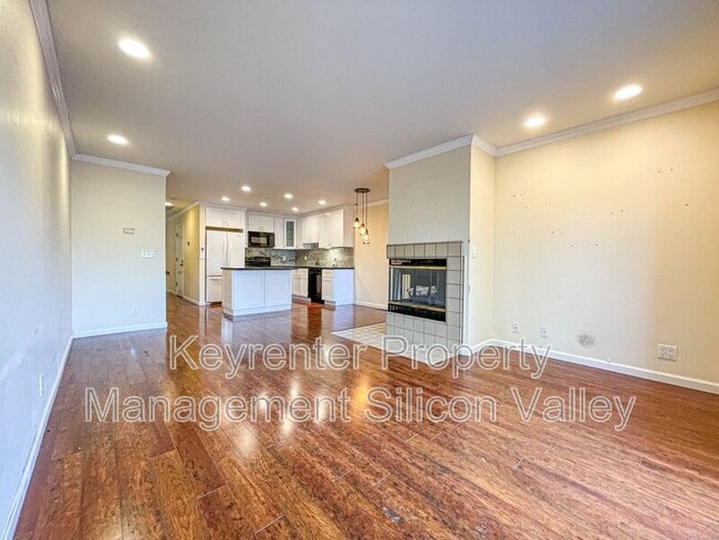 Building Photo - 700 Chiquita Ave