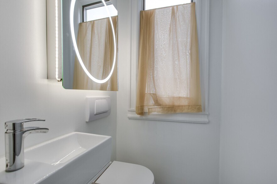 Powder room - 702 Ingraham St NW