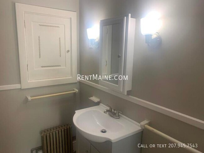 Building Photo - 13 Hudson St