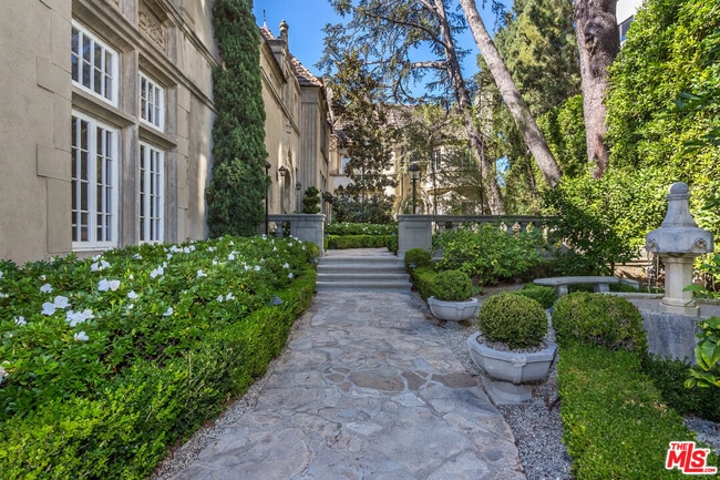 Building Photo - 10335 Wilshire Blvd