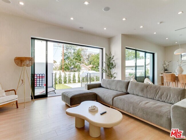 Building Photo - 5929 Hesperia Ave