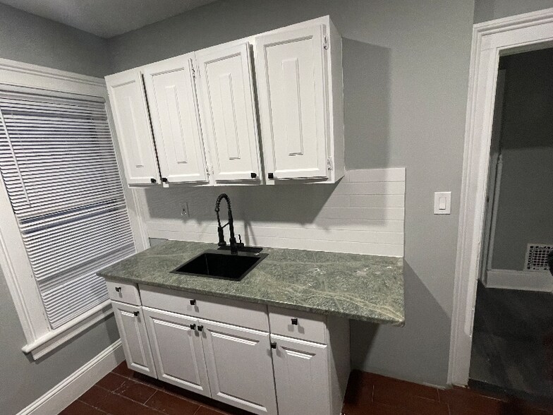 Building Photo - 595 William St