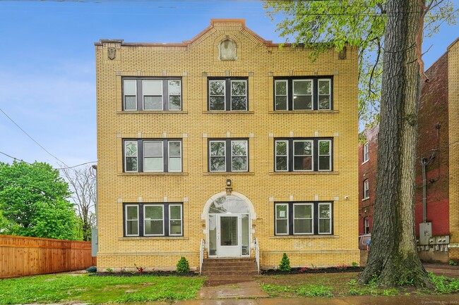 Primary Photo - 208 Magnolia St