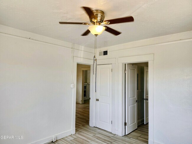 Building Photo - 618 N Estrella St