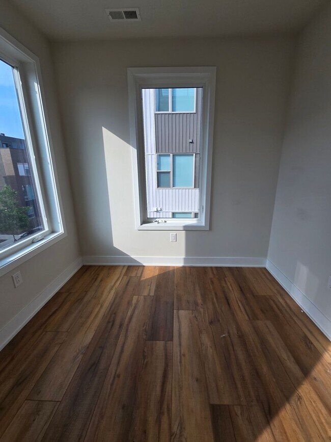 Building Photo - Gorgeous 3BD/2.5BA Waterfront Townhome!