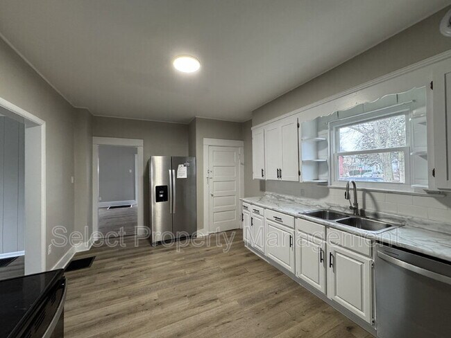 Building Photo - 930 3rd St