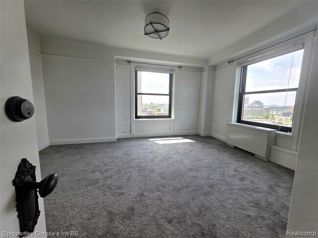 Building Photo - 15 E Kirby St