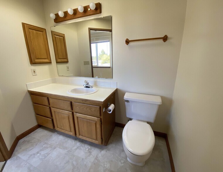 Master bathroom, with skylight - 610 Glen St