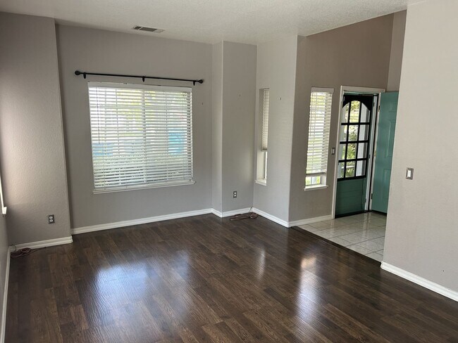 Building Photo - Beautiful East Petaluma 3 Bedroom, 2.5 Bath Home