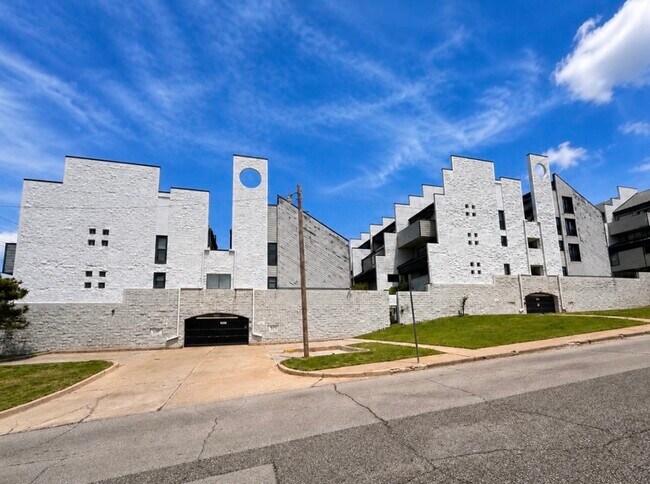 Building Photo - 915 NW 7th St