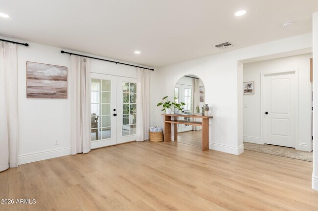 Building Photo - 4030 E Fairmount Ave