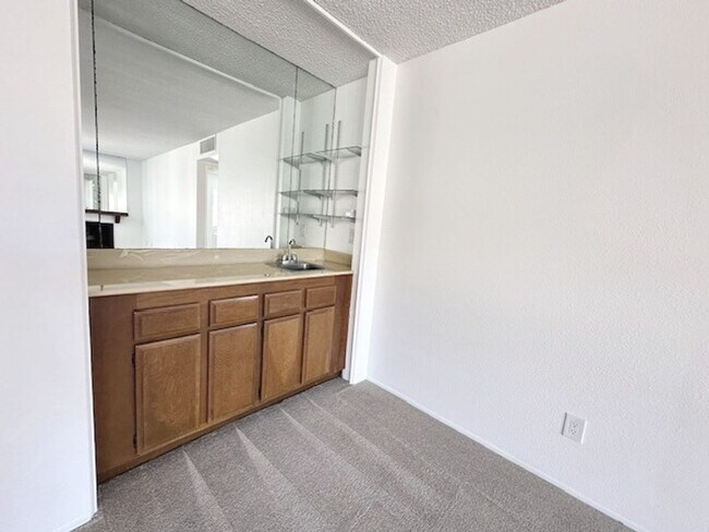 Building Photo - Spacious 3BD/2BA Condo in Mission Greens -...